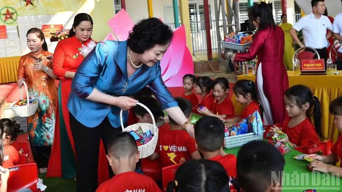 Phó Thủ tướng Phạm Thị Thanh Trà phát bánh kẹo Trung thu cho các em học sinh. (Ảnh: THANH PHÚC)
