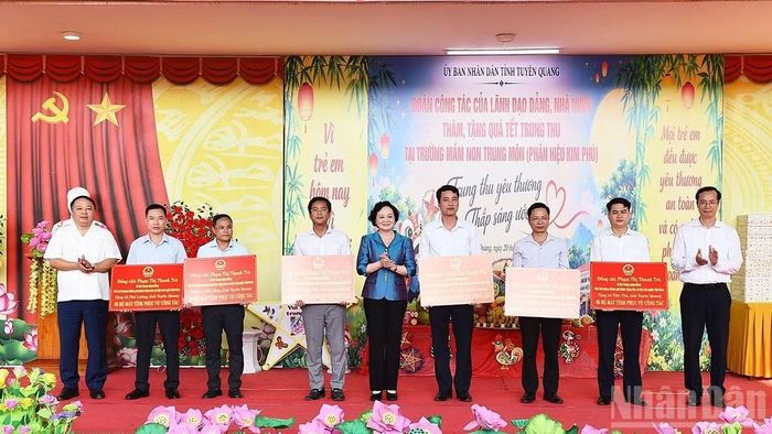 Phó Thủ tướng Phạm Thị Thanh Trà tặng máy tính cho các xã. (Ảnh: THANH PHÚC)