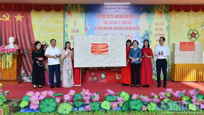 Đoàn công tác của Phó Thủ tướng Chính phủ Phạm Thị Thanh Trà đã trao tặng Trường mầm non Trung Môn, phường Minh Xuân ti vi 75 inch phục vụ hoạt động dạy học, vui chơi của các cháu. (Ảnh: THANH PHÚC)