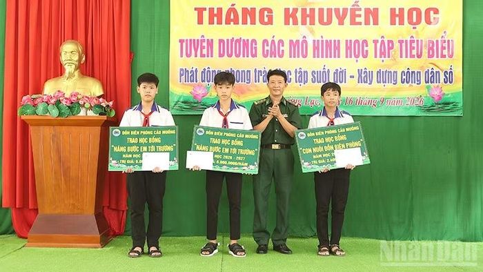 Trao học bổng “Nâng bước em đến trường” và “Con nuôi Đồn Biên phòng” tặng học sinh biên giới Đồng Tháp. (Ảnh: HỮU NGHĨA)