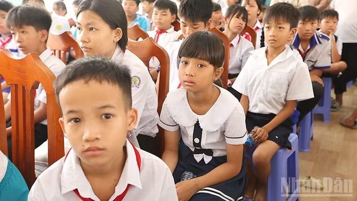 Học sinh phường biên giới Thường Lạc chờ nhận học bổng tại Tháng Khuyến học năm 2026. (Ảnh: HỮU NGHĨA)