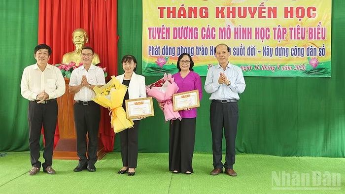 Lãnh đạo phường Thường Lạc tri ân Quỹ khuyến học Nguyễn Sinh Sắc, đại diện doanh nghiệp. (Ảnh: HỮU NGHĨA)