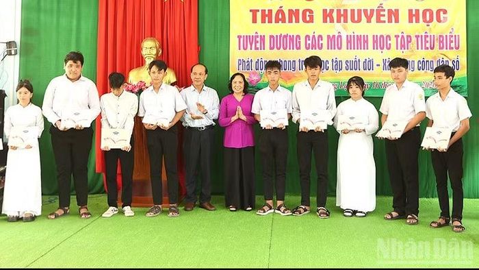 Trao học bổng Quỹ khuyến học Nguyễn Sinh Sắc tặng học sinh biên giới Đồng Tháp. (Ảnh: HỮU NGHĨA)