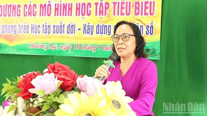 Bà Nguyễn Thị Nhàn, Chủ tịch Hội đồng quản lý Quỹ khuyến học Nguyễn Sinh Sắc phát biểu tại buổi Lễ phát động Tháng Khuyến học phường Thường Lạc. (Ảnh: HỮU NGHĨA)