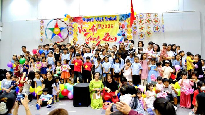 Hơn 100 em học sinh cùng các gia đình đã tham gia chương trình trong không khí vui tươi, ấm áp và đậm đà bản sắc văn hóa Việt Nam. (Ảnh: MY LÊ)