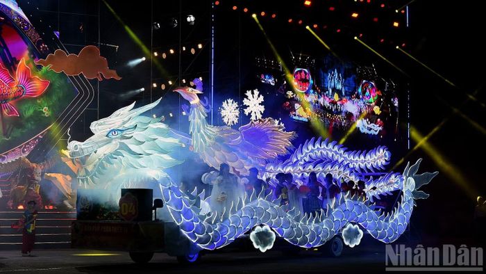 Mô hình đèn trung thu khổng lồ tham gia diễn diễu tại lễ hội. (Ảnh: ĐỨC THẮNG)