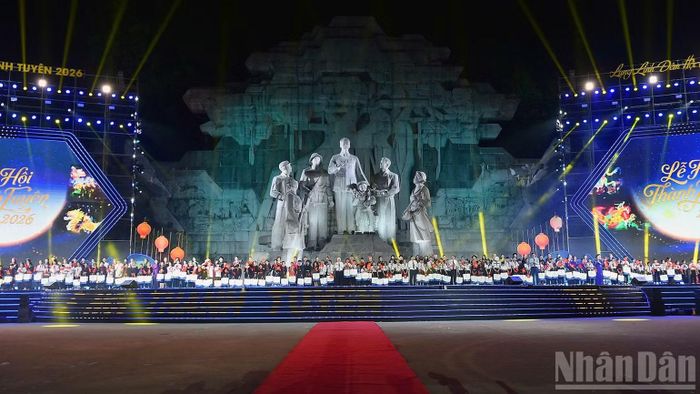 Nhân dịp này, lãnh đạo Đảng, Nhà nước và tỉnh Tuyên Quang trao 100 suất quà tặng 100 học sinh có hoàn cảnh khó khăn vươn lên trong học tập. (Ảnh: ĐỨC THẮNG)