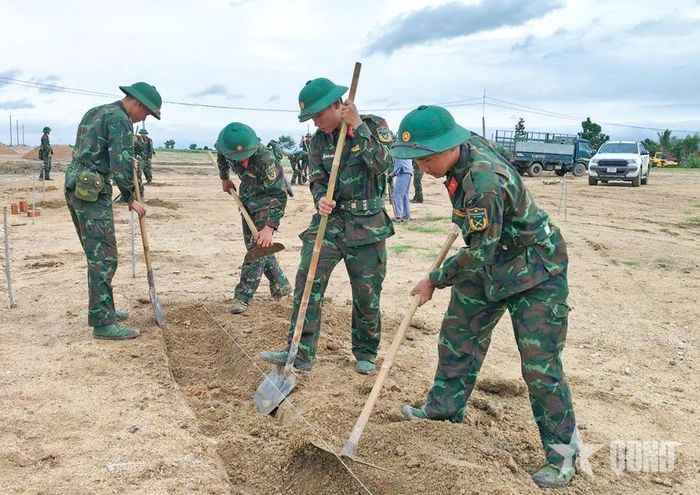  Cán bộ, chiến sĩ Đại đội 1 (Trung đoàn 991) hỗ trợ nhân dân xã Ia Hiao đào móng xây dựng khu tái định cư.