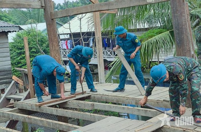  LLVT tỉnh Gia Lai giúp nhân dân buôn Jứ (xã Ia Tul, tỉnh Gia Lai) di dời nhà đến khu tái định cư mới.