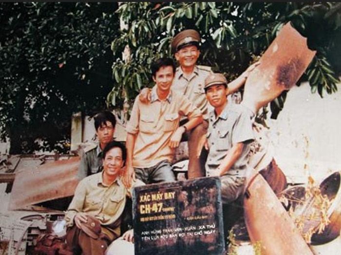 Thượng tá, Anh hùng LLVT nhân dân Trần Văn Xuân (đội mũ kê-pi) cùng đồng đội bên xác máy bay địch do ông bắn hạ. Ảnh tư liệu