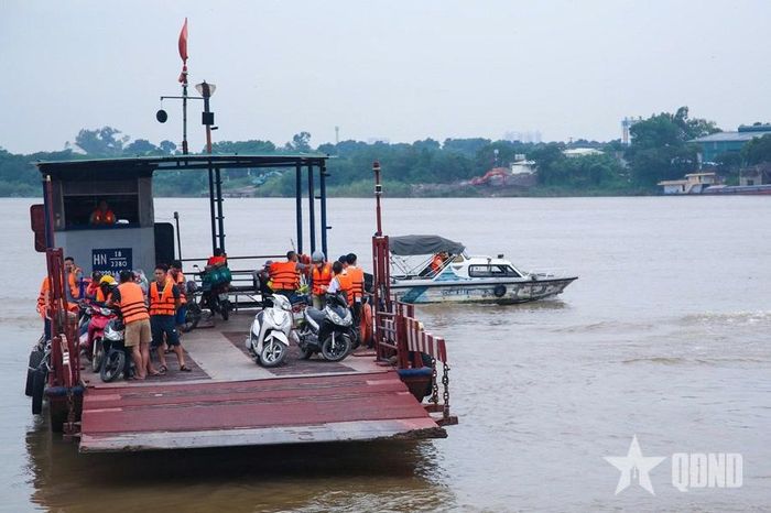 Phương tiện thủy hoạt động trên sông Hồng.