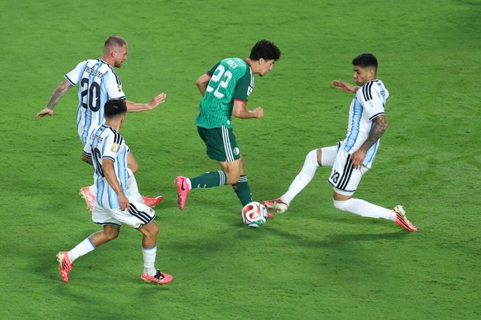 Ibrahim Maza (số 22, Algeria) trong vòng vây của các cầu thủ Argentina tại World Cup 2026. Ảnh: AP