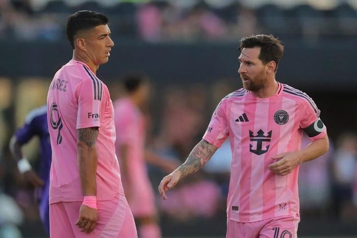 Luis Suarez (trái) cùng Lionel Messi trong màu áo Inter Miami. Ảnh: AP