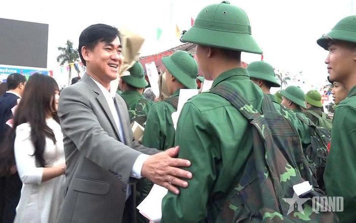 Lãnh đạo xã Quảng Trực, tỉnh Lâm Đồng động viên thanh niên lên đường nhập ngũ năm 2026. Ảnh: HÀ LÊ