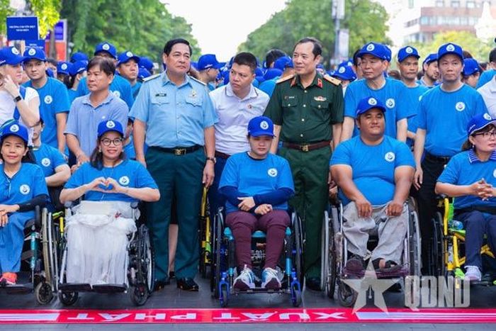 Thiếu tướng Nguyễn Đình Hiền, Tư lệnh Binh chủng Hóa học kiêm Tổng giám đốc NACCET tham gia sự kiện chạy cùng người khuyết tật diễn ra ngày 18-4-2026.