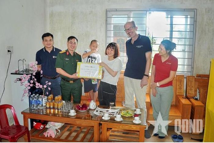 Thượng tá Nguyễn Văn Thiêm (nay là Đại tá), Chính trị viên Viện Hóa học Môi trường quân sự, Phó trưởng ban quản lý Dự án Hòa nhập cùng đối tác của NACCET thăm và tặng quà người khuyết tật tỉnh Quảng Trị vào tháng 7-2024.