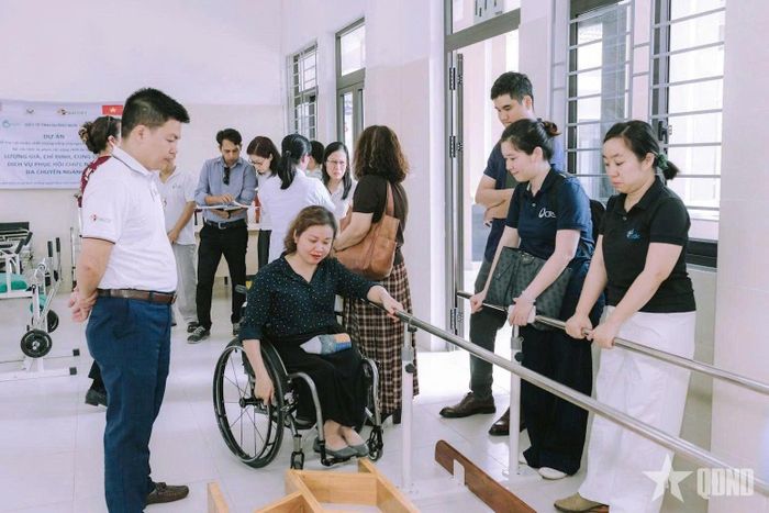 Đại diện NACCET và các đơn vị khai trương phòng Phục hồi chức năng tại tỉnh Quảng Ngãi do Dự án Hòa nhập tài trợ.