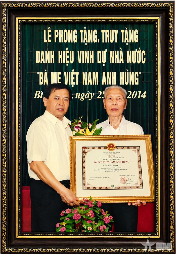Ông Lê Gia Vọng vinh dự thay mẹ nhận danh hiệu Bà mẹ Việt Nam anh hùng.
