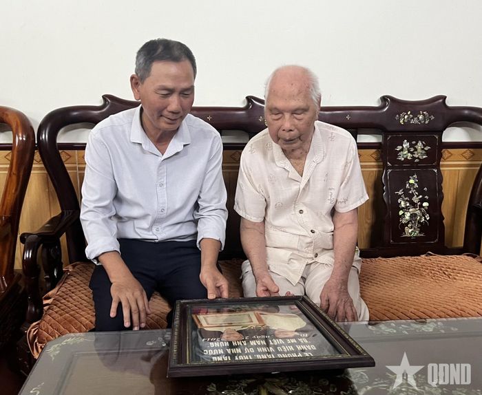 Bố con ông Lê Gia Vọng (con trai trưởng) và anh Lê Công Khanh (cháu nội) xúc động nhớ lại những ký ức về Bà mẹ Việt Nam anh hùng Đặng Thị Ngoan. 