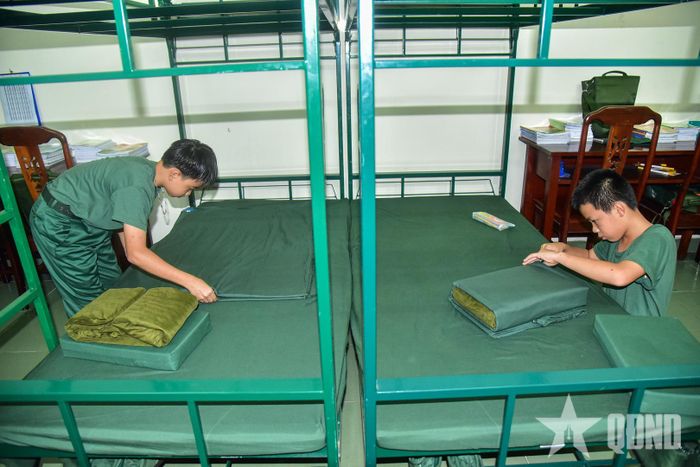 Học sinh luyện tập sắp xếp nội vụ gọn gàng, ngăn nắp. 