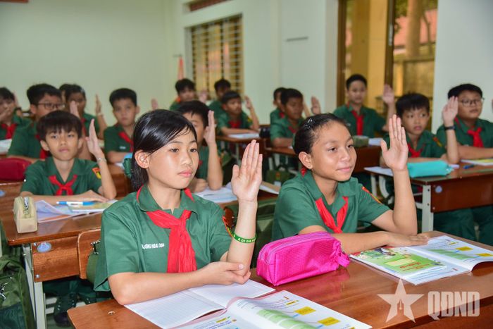 Học sinh hăng hái phát biểu xây dựng bài.