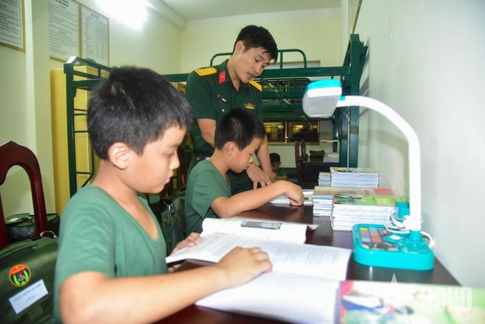 Học sinh ôn bài buổi tối.