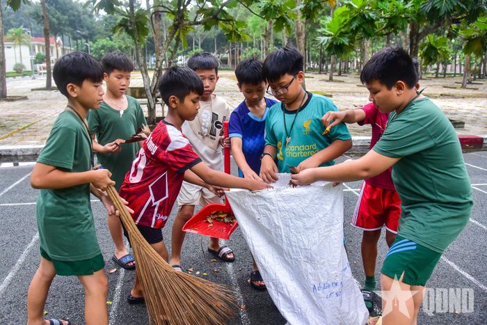 Học sinh quét dọn khuôn viên nhà trường. 