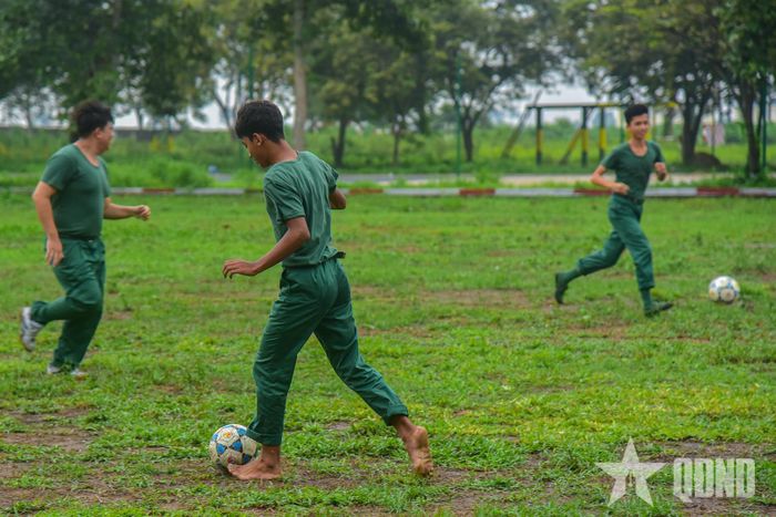 Học sinh hào hứng với tiết học thể dục. 