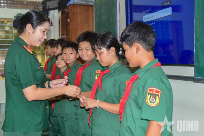 Giáo viên tặng quà động viên học sinh.
