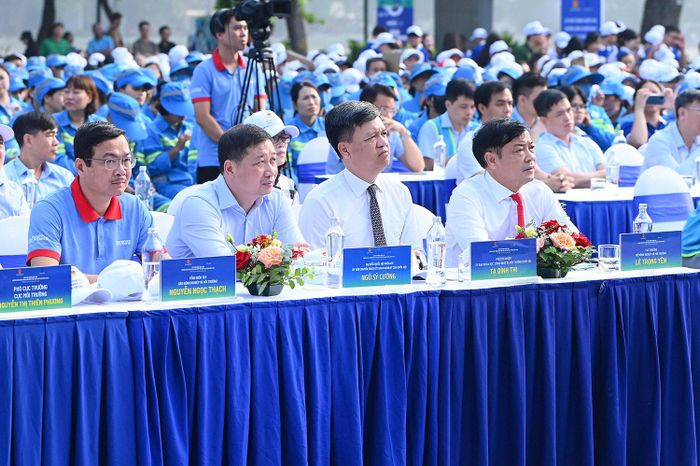 Các đại biểu dự lễ phát động. 