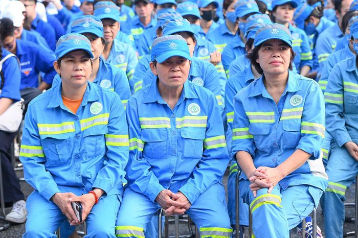 Công nhân Công ty TNHH MTV Môi trường Đô thị Hà Nội tham gia lễ phát động. 