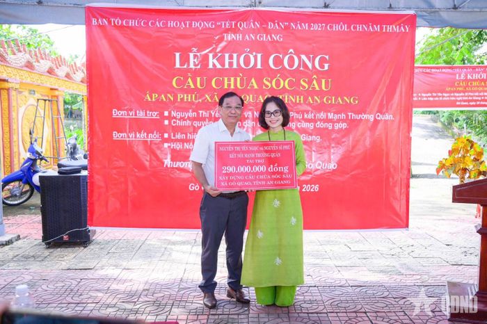 Bà Nguyễn Thị Yến Ngọc, đại diện đơn vị tài trợ trao bảng tượng trưng hỗ trợ xây dựng cầu Chùa Sóc Sâu cho chính quyền địa phương xã Gò Quao.