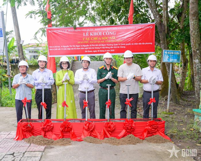 Các đại biểu, nhà tài trợ và chính quyền địa phương thực hiện nghi thức động thổ, chính thức khởi công xây dựng cầu Chùa Sóc Sâu trong hoạt động “Tết Quân - Dân” năm 2027 tỉnh An Giang.
