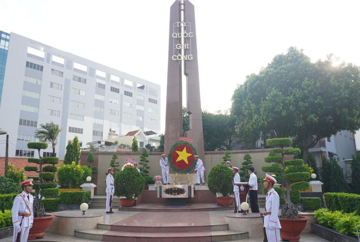  Bia tưởng niệm các anh hùng liệt sĩ.  