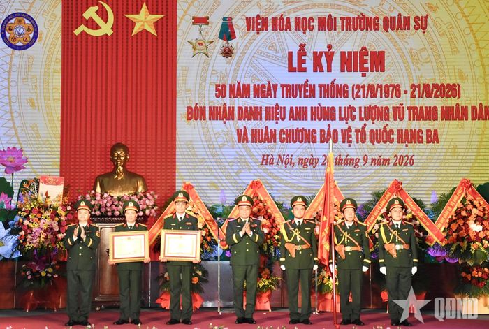 Thừa ủy quyền của Chủ tịch nước, Thượng tướng Nguyễn Văn Hiền trao danh hiệu Anh hùng Lực lượng vũ trang nhân dân và Huân chương Bảo vệ Tổ quốc hạng Ba tặng Viện Hóa học Môi trường quân sự. 