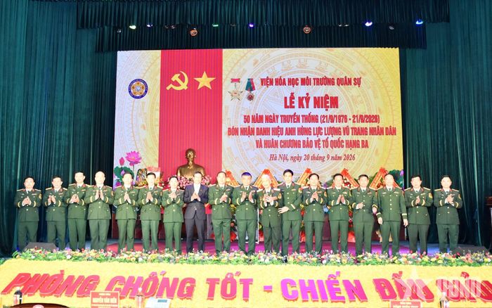 Các đại biểu chụp ảnh lưu niệm tại buổi lễ. 