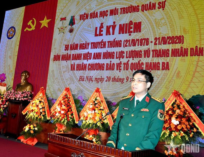 Đại tá, TS Phùng Khắc Huy Chú, Viện trưởng Viện Hóa học Môi trường quân sự trình bày diễn văn tại buổi lễ. 