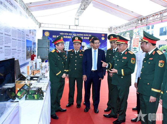 Các đại biểu tham quan các gian hàng trưng bày tại buổi lễ. 