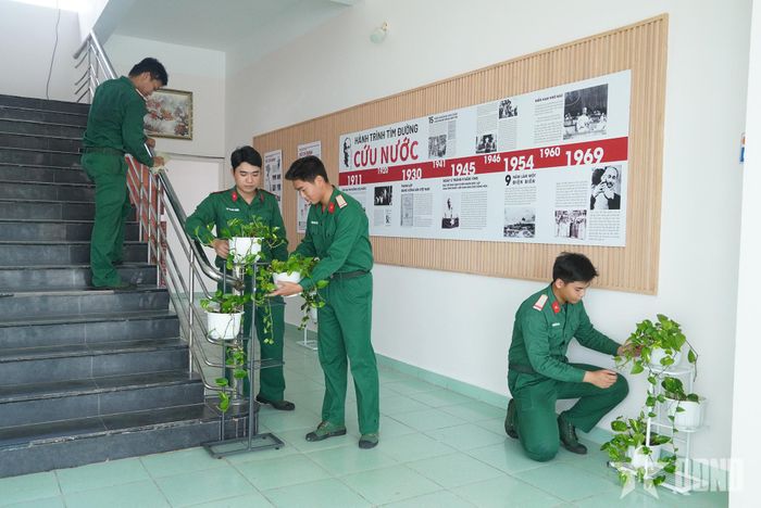 Những ngày này, bộ đội đơn vị cùng nhau chỉnh trang lại cảnh quan, phục vụ cho hội thi sắp tới.