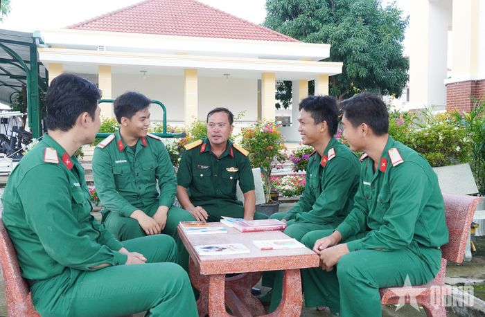 Doanh trại xanh, sạch, đẹp tạo không gian kết nối, tăng tình đoàn kết gắn bó giữa cán bộ, chiến sĩ.