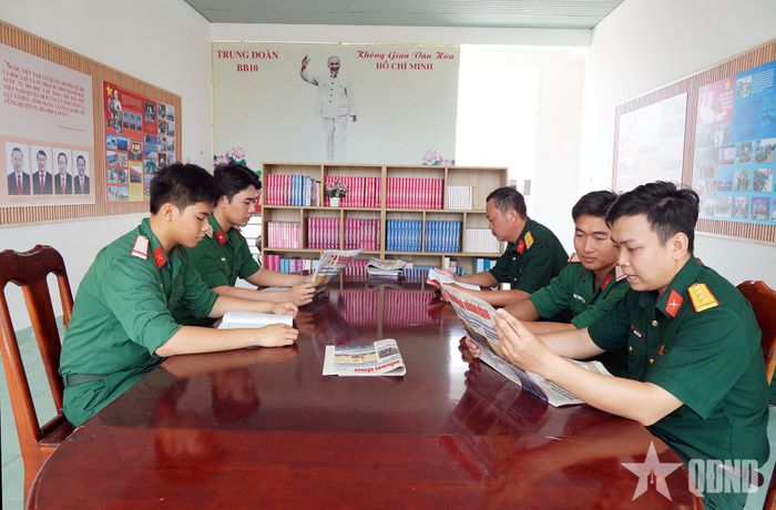 Đọc sách, báo tại Không gian Văn hóa Hồ Chí Minh.