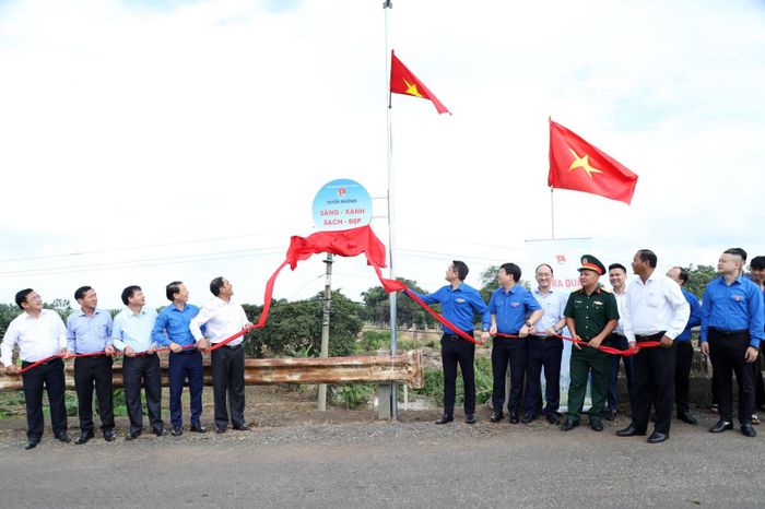  Khánh thành tuyến đường “Sáng - xanh - sạch - đẹp”. Ảnh: LÂM HẢI 