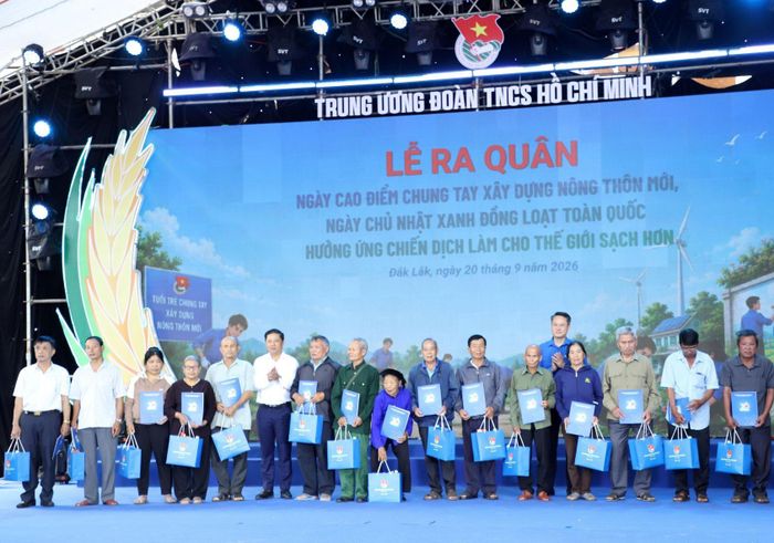 Nhiều phần quà ý nghĩa được trao tặng tại chương trình. Ảnh: LÂM HẢI 