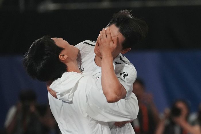 Vận động viên Lee Jun-suk của Hàn Quốc ăn mừng sau khi đánh bại Ali Jalil Mezher Alelayawi của Iraq trong trận chung kết đơn nam môn teqball để giành huy chương vàng. Ảnh: AP 