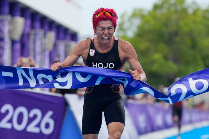 Vận động viên Takumi Hojo của Nhật Bản ăn mừng đầy cảm xúc sau khi giành chiến thắng nội dung ba môn phối hợp cá nhân nam. Ảnh: AP