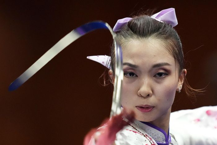  Vận động viên Mandy Cebelle Chen của Malaysia thi đấu chung kết nội dung Thái cực kiếm, môn Wushu. Ảnh: AP