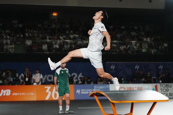 Vận động viên Lee Jun-suk của Hàn Quốc ăn mừng sau khi giành điểm trong trận chung kết đơn nam môn teqball gặp Ali Jalil Mezher Alelayawi của Iraq. Ảnh: AP 