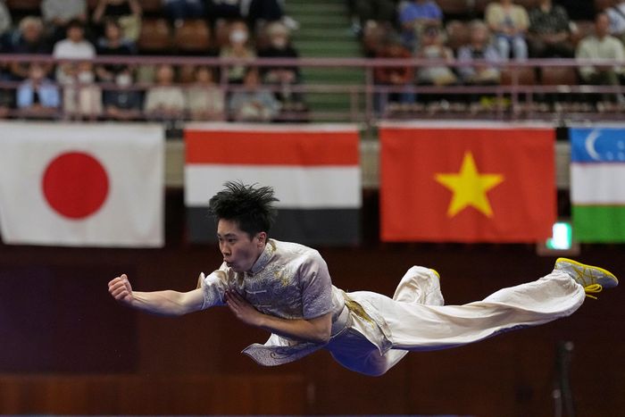  Võ sĩ Kohtarou Higashi của Nhật Bản thi đấu chung kết nội dung Trường quyền, môn Wushu. Ảnh: AP  