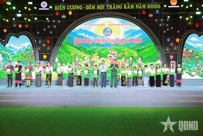  Đồng chí Lê Đức Thái và Trung tướng Vũ Trung Kiên trao quà tặng các học sinh.