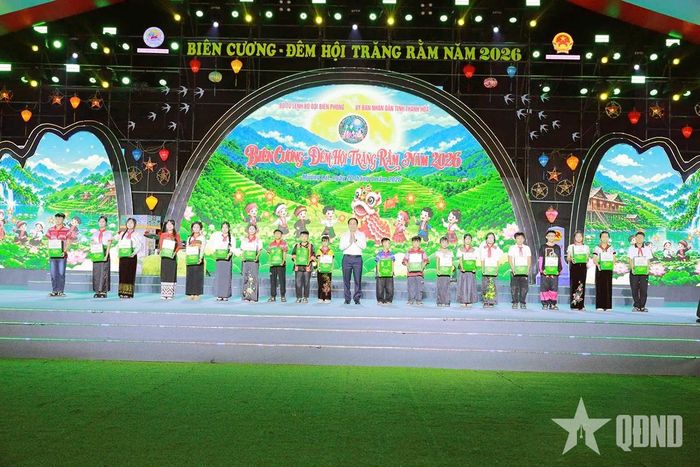  Phó thủ tướng Chính phủ Lê Tiến Châu trao quà tặng các học sinh tại chương trình.